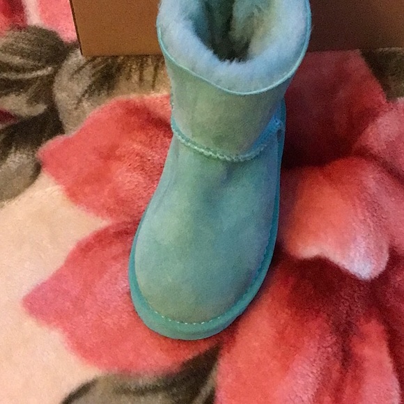 Little Girl Ugg Boots - Picture 3 of 4